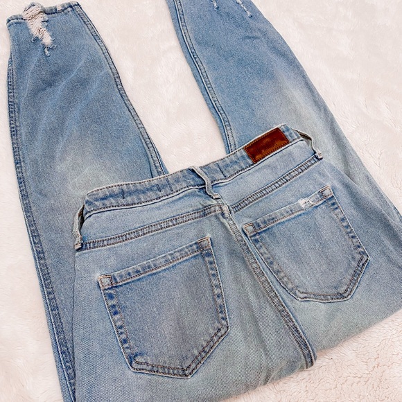 Hollister | Light Wash Mom Jeans - Picture 6 of 6